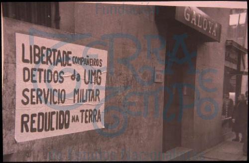 Cartel mural "Libertade compañeiros detidos da UMG servicio militar reducido na Terra"