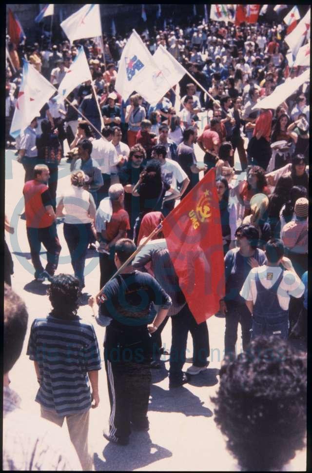 Bandeira da UMG nunha mobilización do Día da Patria Galega