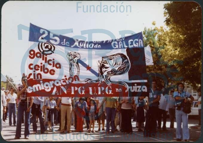 Manifestación do BN-PG o Día da Patria Galega 1978 # 12 Pancarta da emigración