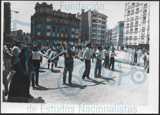 Manifestación da Xestora do Frente. Día da Patria Galega 1982. Praza de Galiza # 02